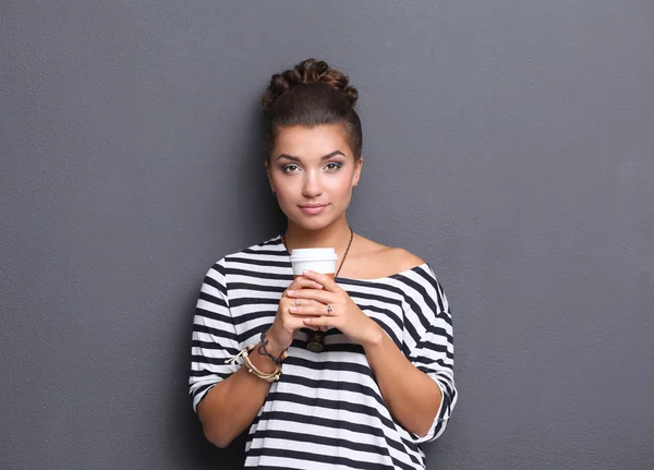 Retrato de mujer joven con taza de té o café — Foto de Stock