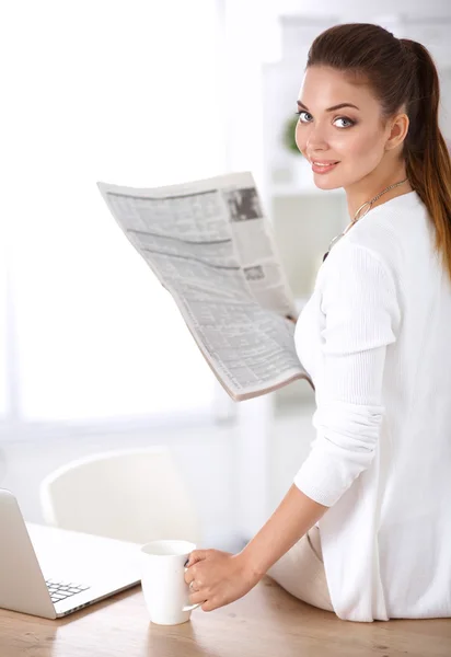 Cute businesswoman trzyma gazetę siedzi przy biurku w biurze — Zdjęcie stockowe
