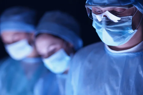 Χειρουργός ομάδας στην εργασία στο χειρουργείο. — Φωτογραφία Αρχείου