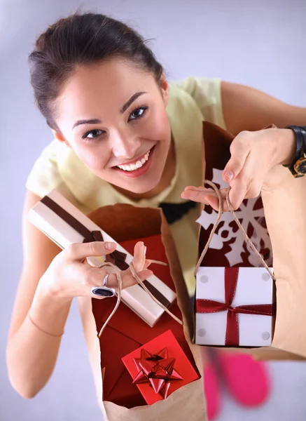 Donna sorridente con regali di Natale — Foto Stock