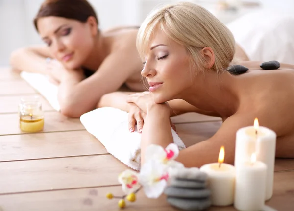 Two young beautiful women relaxing and enjoying at the spa center — Stock Photo, Image