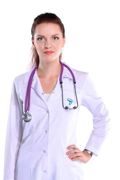 Portret młodej lekarki w białym płaszczu na stojąco — Zdjęcie stockowe
