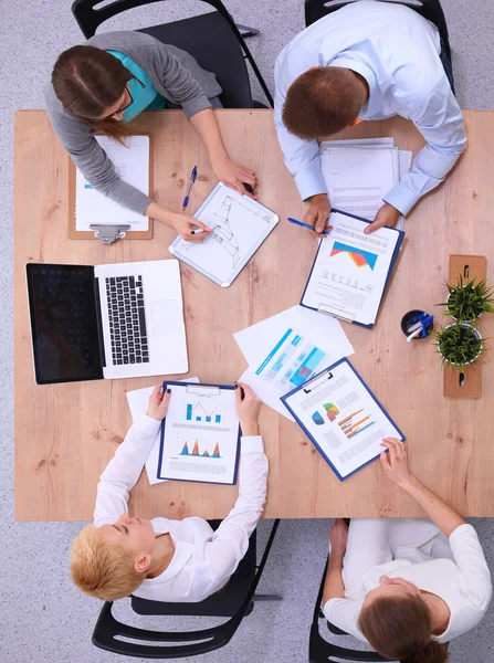 Zakenmensen zitten en discussiëren op zakelijke bijeenkomst, in functie — Stockfoto