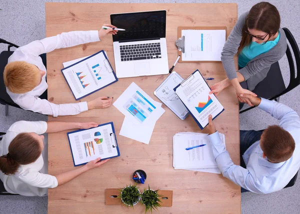 Geschäftsleute sitzen und diskutieren bei Geschäftstreffen, im Büro — Stockfoto