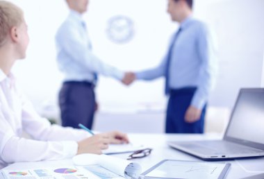 İş adamları el sıkışıyor, toplantıyı bitiriyor, ofiste.