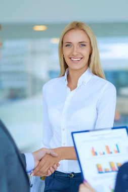 İki başarılı iş adamı birbiriyle tokalaşıyor.