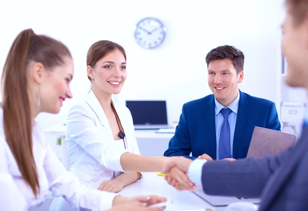 Gente de negocios dándose la mano, terminando una reunión, en la oficina — Foto de Stock