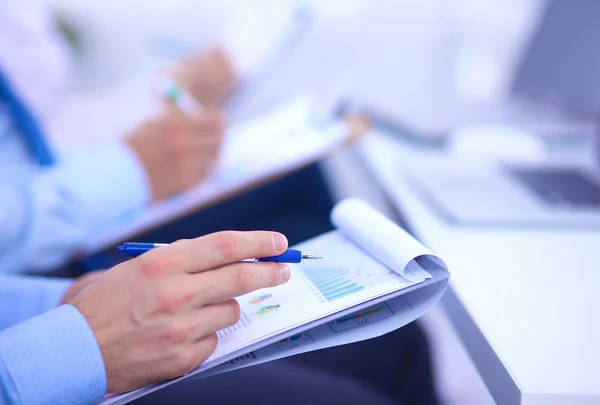 Geschäftsleute sitzen und schreiben bei Geschäftstreffen, im Büro — Stockfoto