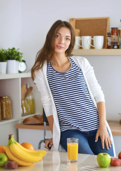 Ritratto di una bella donna che tiene un bicchiere con succo saporito — Foto Stock