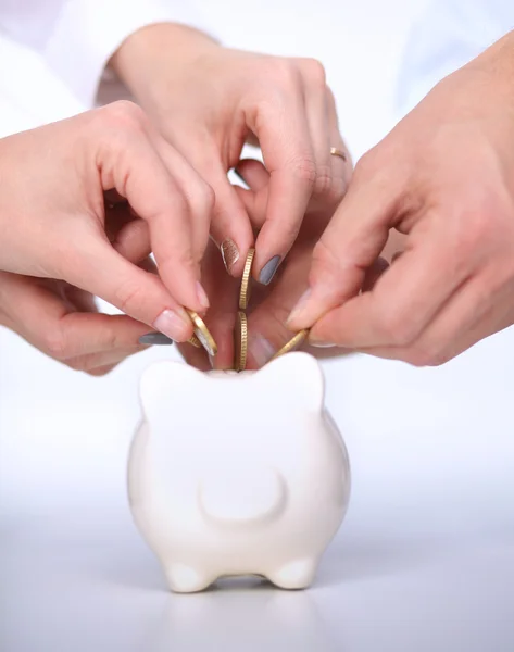 Mensen brengen munt in de piggy bank — Stockfoto