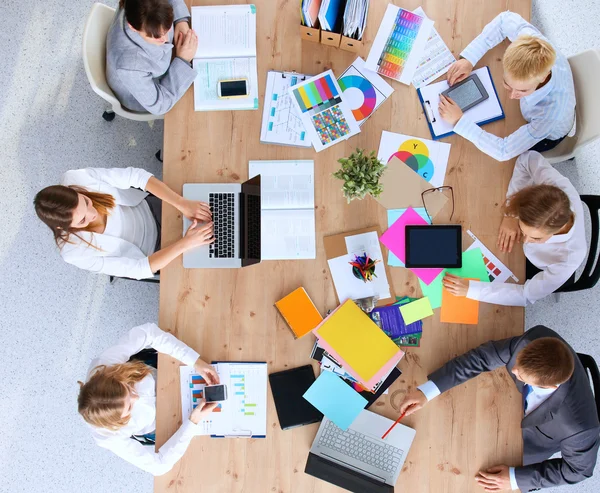 Les gens d'affaires assis et discutant à la réunion d'affaires, au bureau — Photo