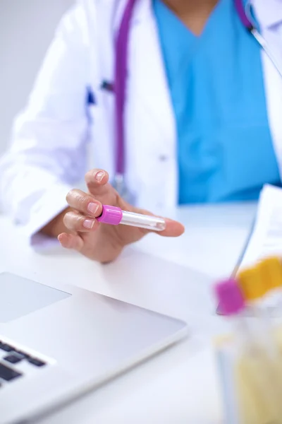 Femme chercheuse entourée de flacons et flacons médicaux, isolée sur fond blanc — Photo