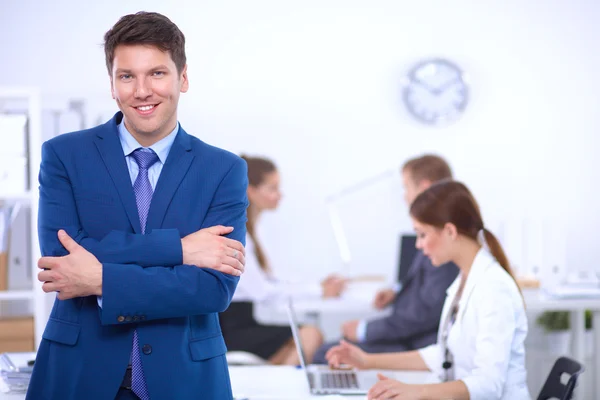 Gente de negocios sentada y discutiendo en reunión de negocios — Foto de Stock