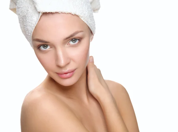 Vacker kvinna med en handduk på huvudet — Stockfoto