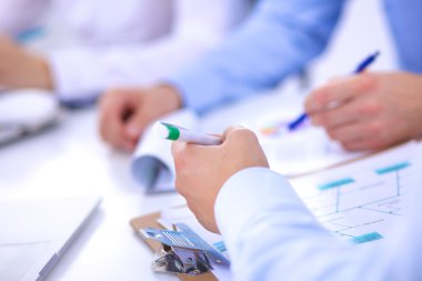 İş toplantılarında, ofiste oturan ve yazan iş adamları.