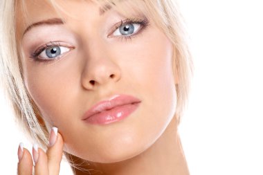 Beyaz arka plan üzerinde izole yüzüne dokunmak genç bir kadın portresi