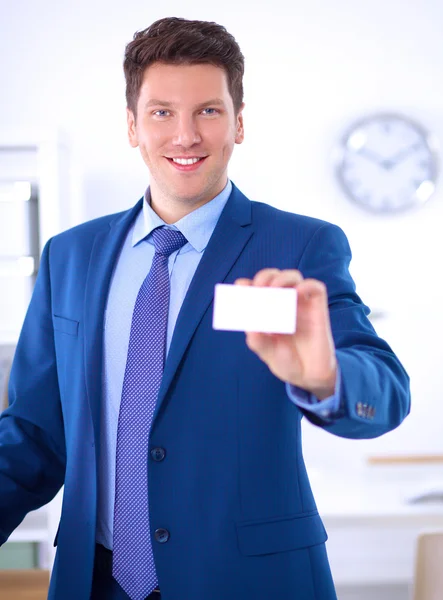 Portrait of young man holding blank white card — Stock Photo, Image