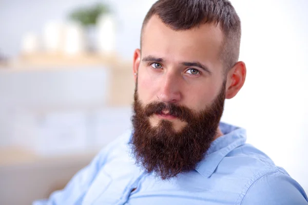 Jonge zakenman zit op stoel in functie — Stockfoto