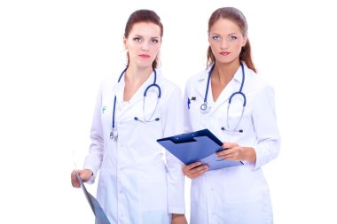 Röntgen filmini izleyen iki kadın hemşire, hastanede duruyor.