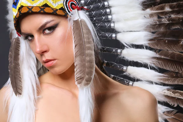 Beautiful woman in native american costume with feathers — Stock Photo, Image