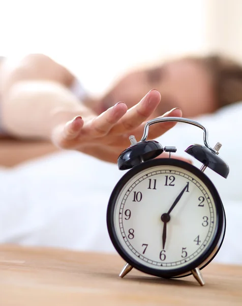 Giovane donna addormentata e sveglia in camera da letto a casa — Foto Stock