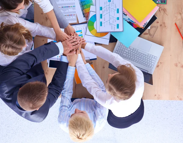 Geschäftsteam mit Hand in Hand - Teamwork-Konzepte — Stockfoto