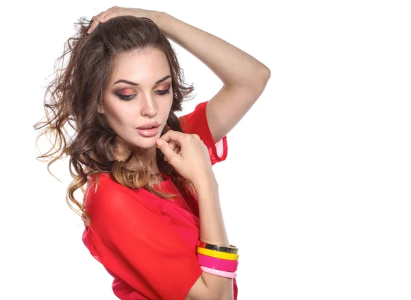 Hermosa mujer con el pelo rizado con una chaqueta roja, aislado sobre fondo blanco — Foto de Stock