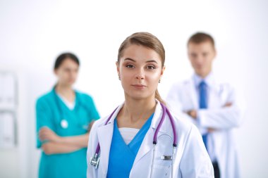 Tıp grubunun önünde çekici bir kadın doktor.