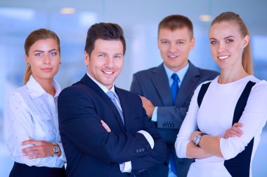 Başarılı iş takım ayakta Office gülümseyen