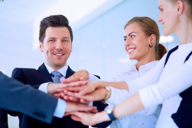 İş adamları kendi elleriyle birlikte bir daire içinde