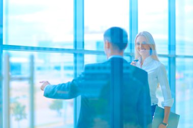 Başarılı iş takım ayakta Office gülümseyen