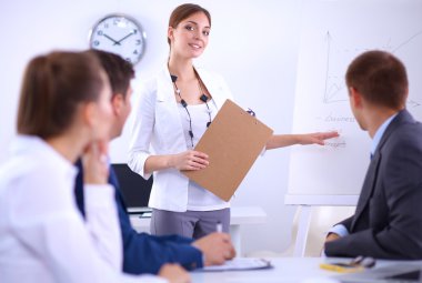 İş adamları iş toplantısında oturup tartışıyor.