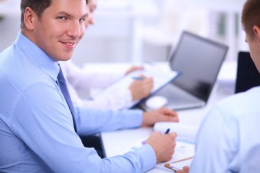 İş adamları iş toplantısında oturup tartışıyor.