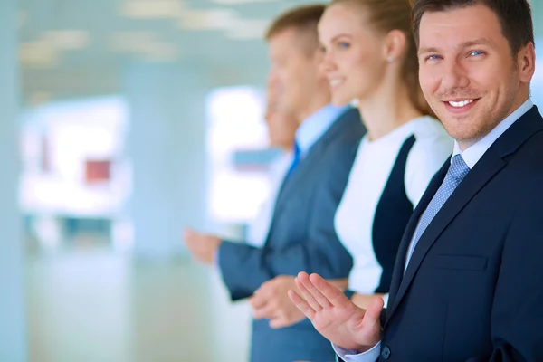 Lächelnde Geschäftsleute, die eine gute Präsentation im Büro beklatschen — Stockfoto