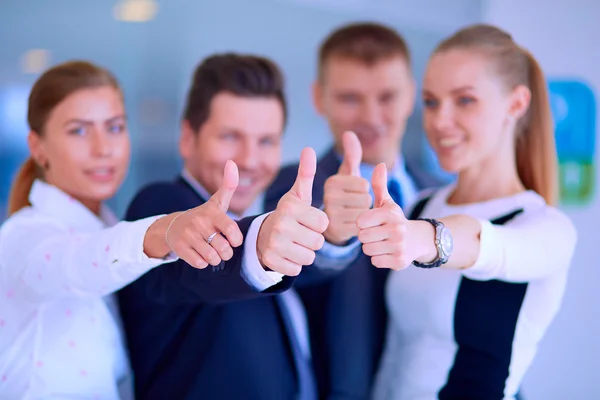 Glückliches Wirtschaftsteam zeigt Daumen hoch im Amt — Stockfoto