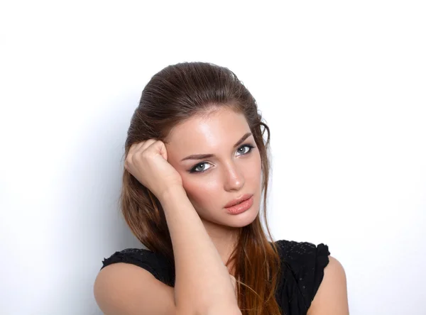 Feche o retrato do belo rosto de mulher jovem. Isolado sobre fundo branco. — Fotografia de Stock