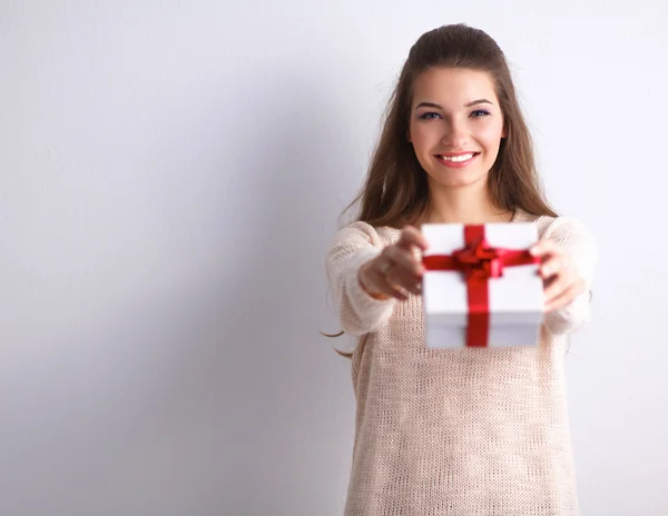 Jonge vrouw gelukkig glimlach houden de doos van de gift in handen — Stockfoto