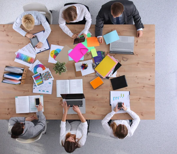 Gente de negocios sentada y discutiendo en la reunión de negocios, en la oficina — Foto de Stock