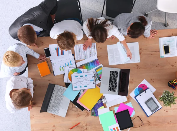 Uomini d'affari che siedono e discutono alla riunione di lavoro, in ufficio — Foto Stock