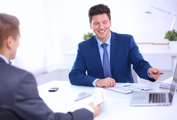 Gente de negocios que trabaja con un portátil en una oficina — Foto de Stock