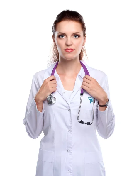 Portrait de jeune femme médecin avec manteau blanc debout — Photo