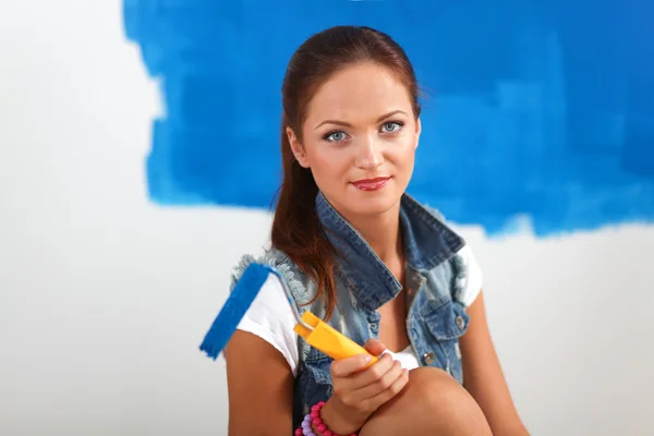 Hermosa joven mujer haciendo pintura de pared — Foto de Stock