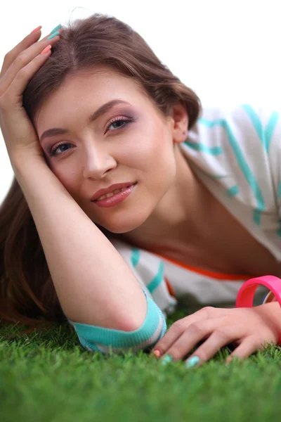 Hermosa mujer joven acostada sobre hierba verde — Foto de Stock