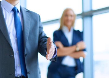 Genç iş adamı office el sıkışması ayakta hazır