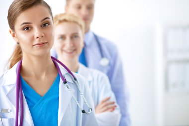Tıp grubunun önünde çekici bir kadın doktor.