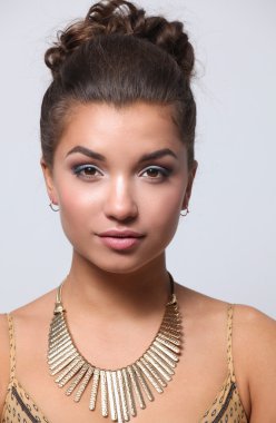 Bizi bekleyen bir bej elbise giyen genç kadın