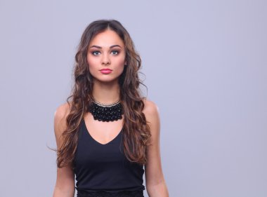 kolye ile güzel bir kadın portresi