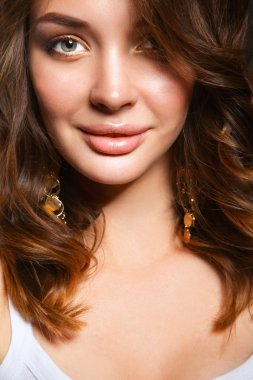 Güzel genç kadın yüzünün yakın portresi..