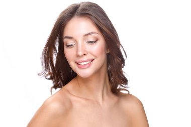 Güzel genç kadın yüzünün yakın portresi. Beyaz arkaplanda izole.