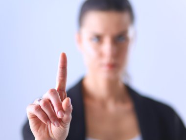 Kadın parmaklarıyla hayali bir ekrana dokunuyor.